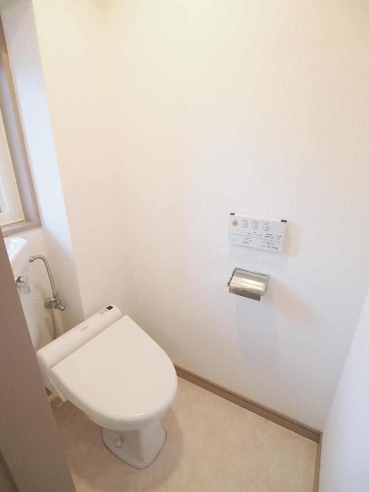 【トイレ】　温水洗浄便座
※イメージ写真
同間取りの写真です