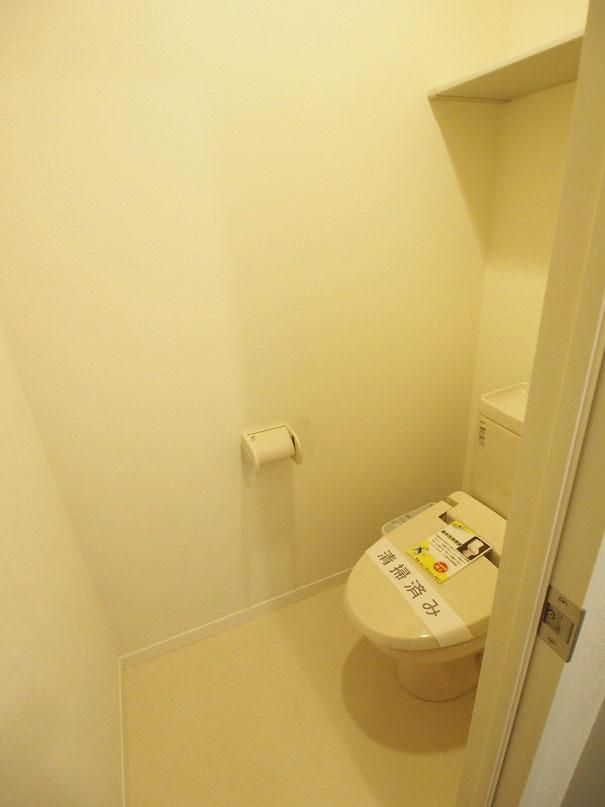 【トイレ】　在居中またはクリーニングの為、同物件別部屋の写真です。