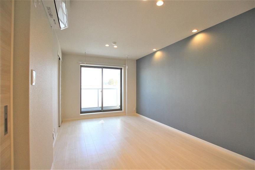 �y���ԁE���r���O�z�@�S���G�A�R��
LED�Ɩ����t��