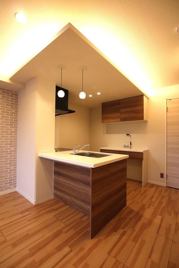 �y�����E���r���O�z�@�L�b�`���㕔�͊ԐڏƖ��ɂȂ��Ă���܂��B