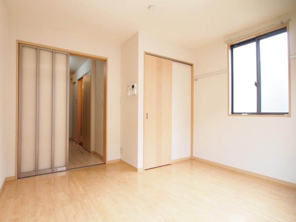 �y���ԁE���r���O�z�@5.6���m��
�ݔ��[�����A���߂ĂP�l��炵������ɂ��������߂ł��B